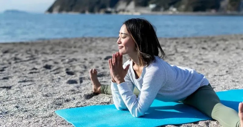 Yoga-in-a-Studio-on-the-Beach-and-on-a-SUP-in-Shonan.jpg